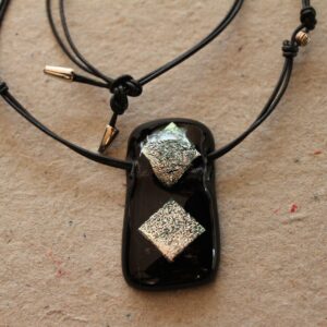 Lædersnøre halssmykke