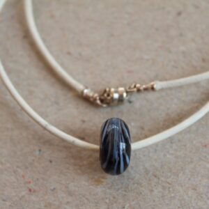 Lædersnøre halssmykke