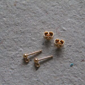 Hængeørestikker med låse